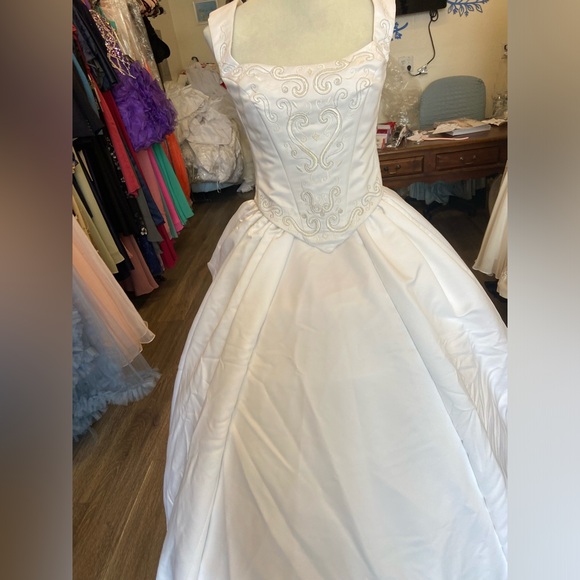 Vintage Maggie Sottero Wedding Dress - Picture 3 of 17